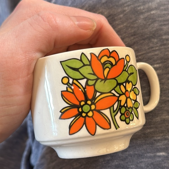 Vintage Tea Set (missing one plate & one cup) - Picture 5 of 6